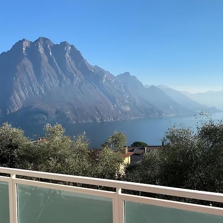 Happy Guest Apartments - Blue Apartment Riva di Solto Bagian luar foto