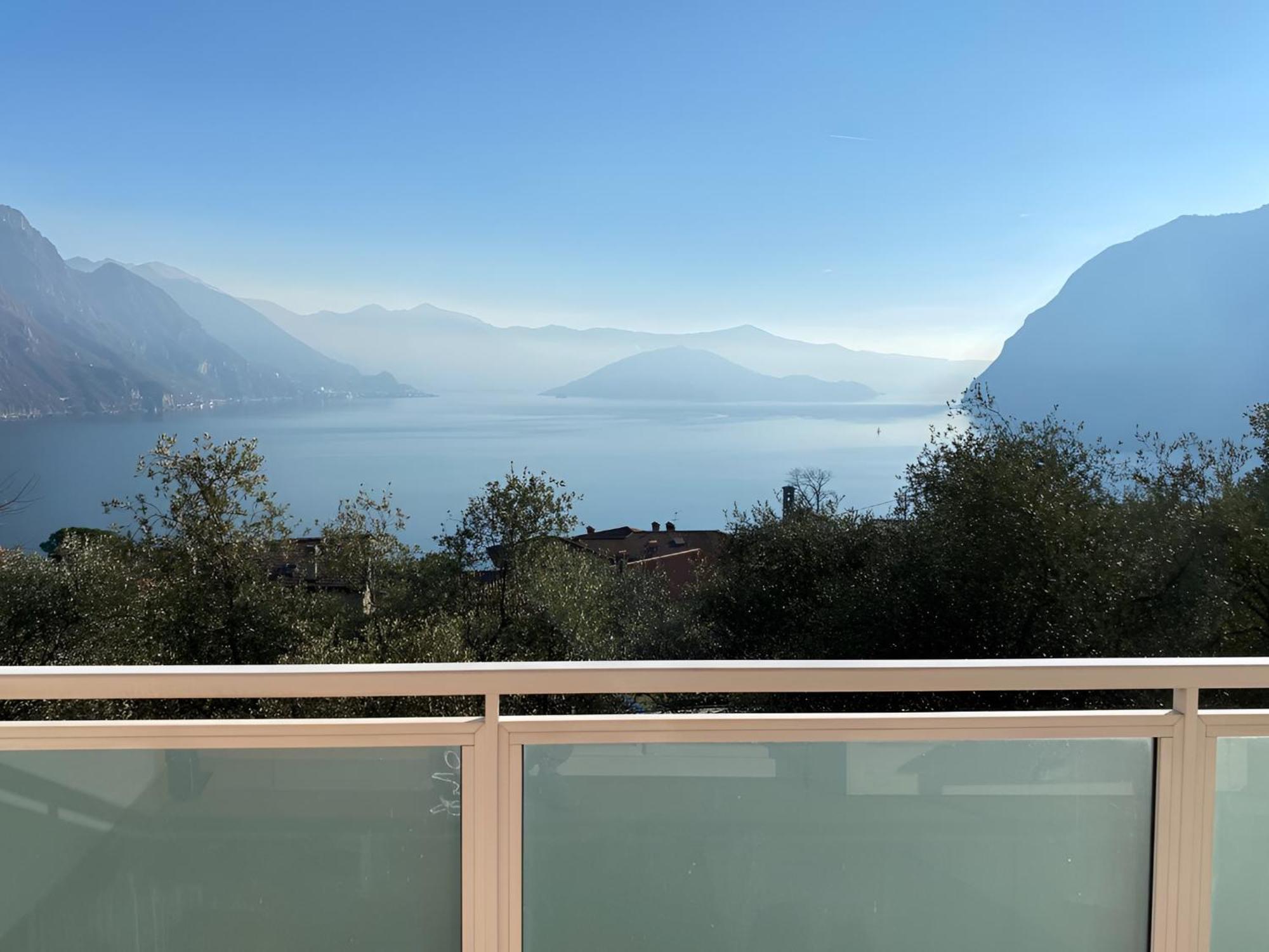Happy Guest Apartments - Blue Apartment Riva di Solto Bagian luar foto